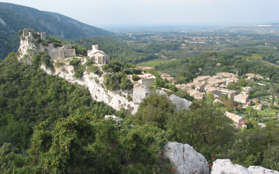En Provence, egolarevue vous fait découvrir le village pittoresque d’Oppède le vieux