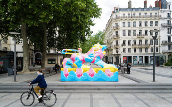 Un lion géant et coloré s’installe place de la République