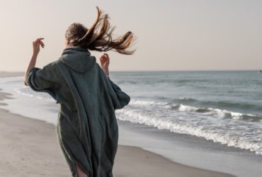 Atelier DUNE : la marque lyonnaise qui réinvente le poncho avec élégance, éthique et une touche de vintage assumée.