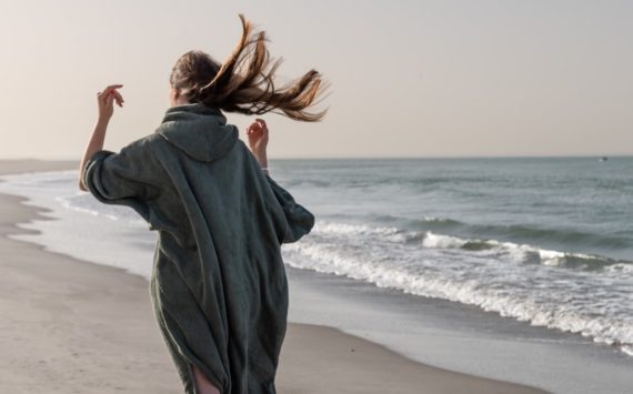 Atelier DUNE : la marque lyonnaise qui réinvente le poncho avec élégance, éthique et une touche de vintage assumée.